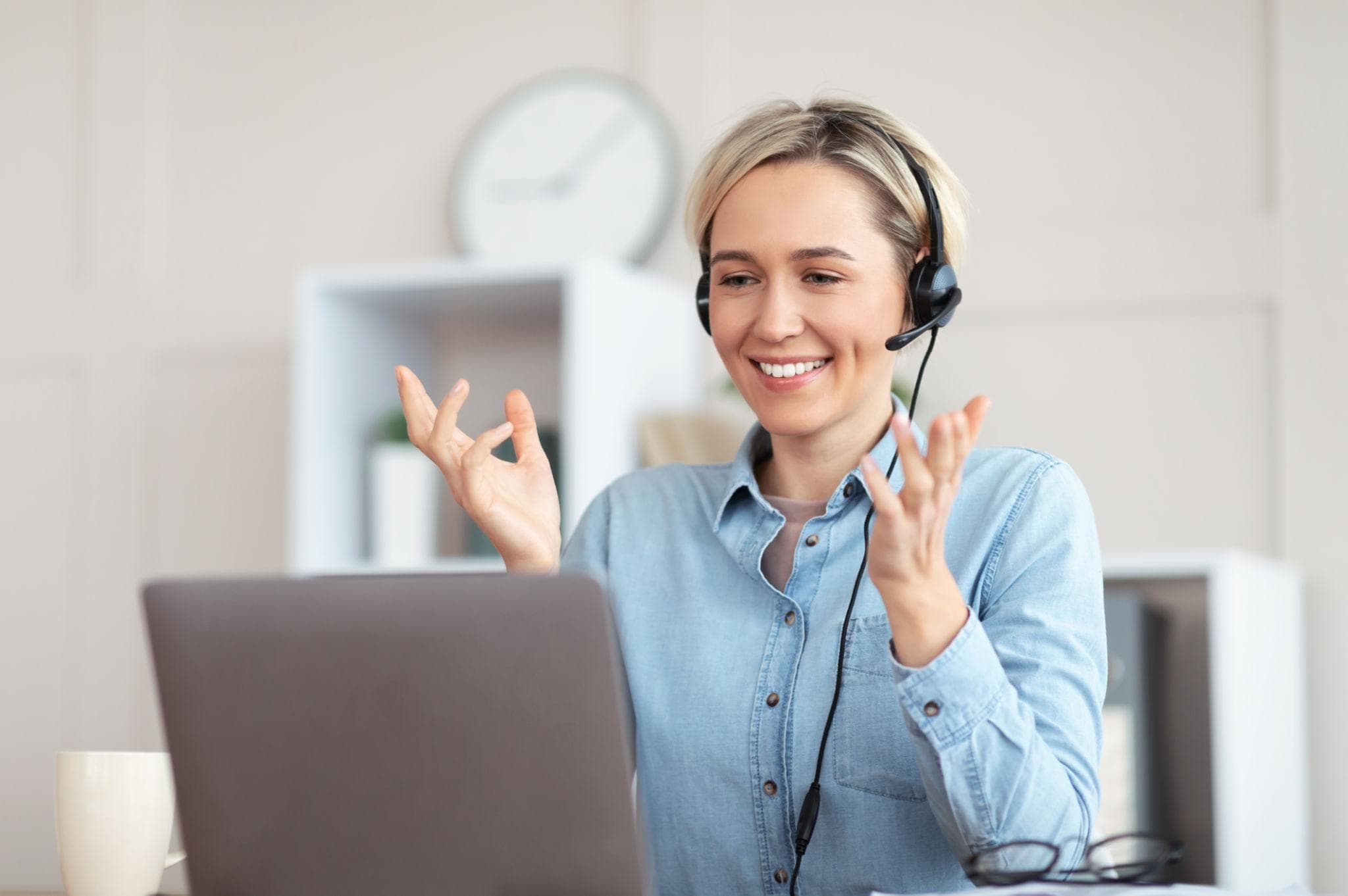 Expert teacher conducting an online English lesson